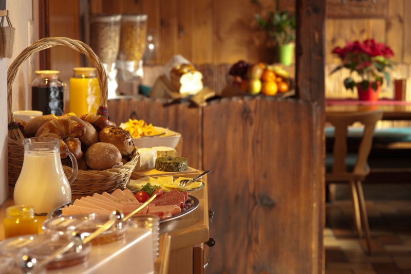 brasserie-HYERES-min_breakfast_buffet_food_restaurant_meal_hotel_plate_fresh-718745